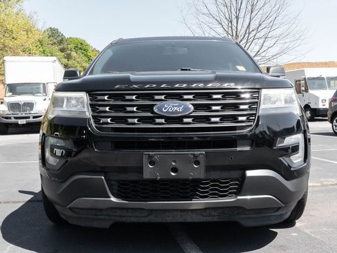 Used 2017 Ford Explorer XLT w/ Equipment Group 202A FWD image 5