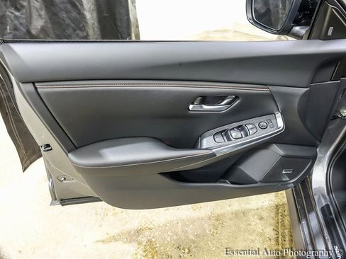 Used 2024 Nissan Sentra SR w/ SR Premium Package image 19