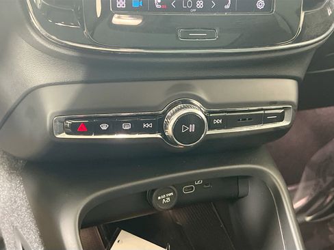 Used 2023 Volvo XC40 B5 Plus w/ Protection Package Premier image 16