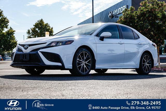 Used 2022 Toyota Camry SE FWD image 1
