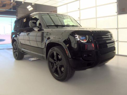 Used 2024 Land Rover Defender 130 X-Dynamic SE AWD/4WD image 4