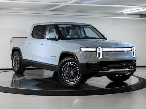 Used 2025 Rivian R1T Adventure image 9