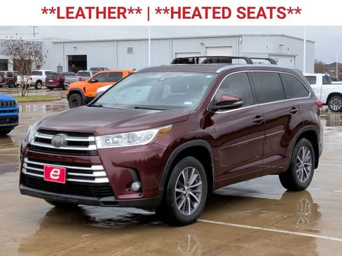 Used 2018 Toyota Highlander SE image 3