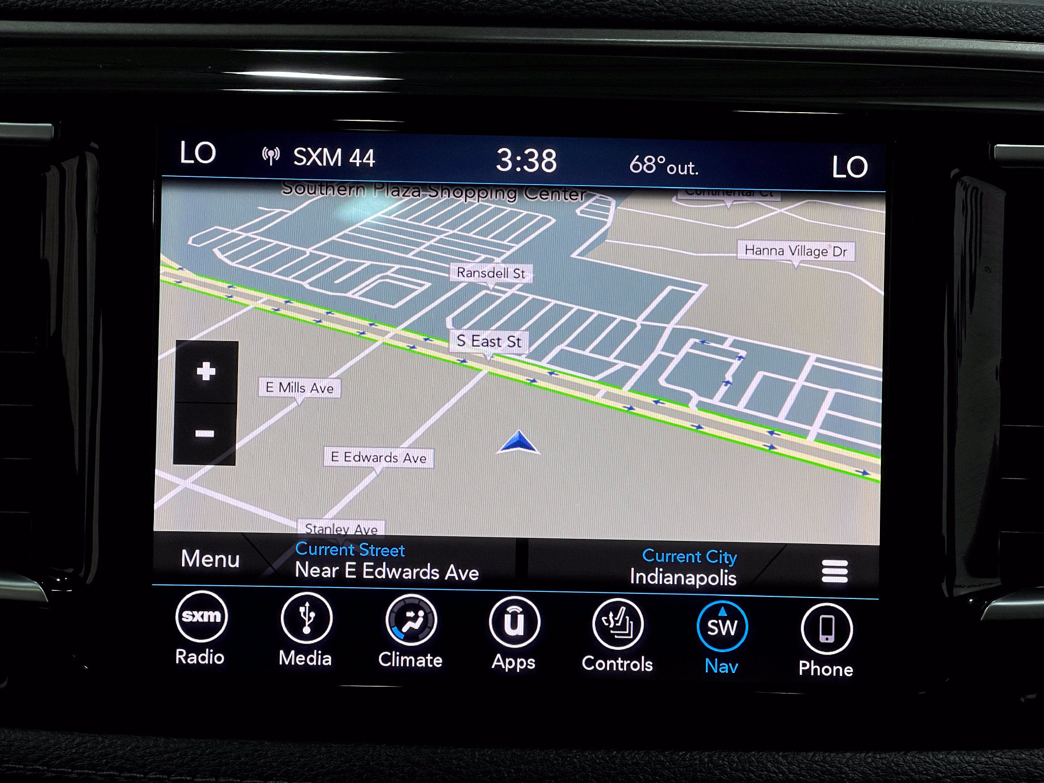 Used 2018 Chrysler Pacifica Limited w/ Tire & Wheel Group FWD image 10