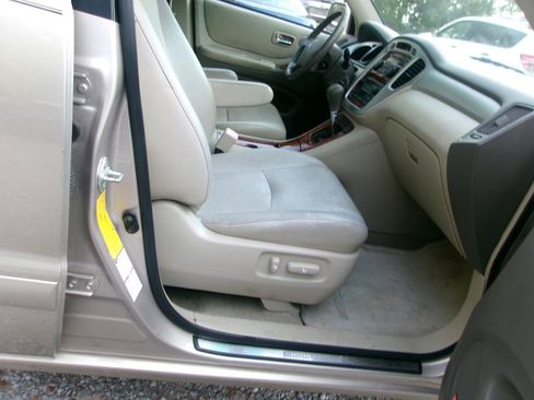 Used 2004 Toyota Highlander 4WD V6 image 4