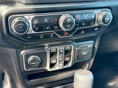 Used 2021 Jeep Gladiator Willys image 16