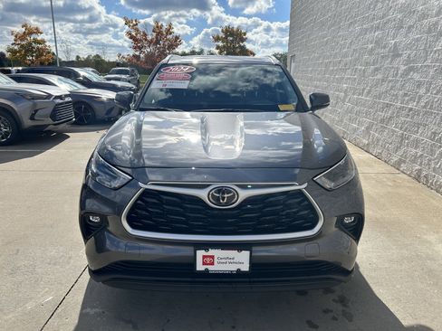 Certified 2024 Toyota Highlander XLE image 2