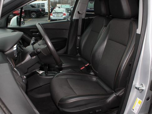 Used 2021 Chevrolet Trax LT w/ LT Convenience Package image 18