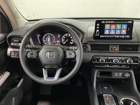 Certified 2025 Honda Pilot Touring image 9