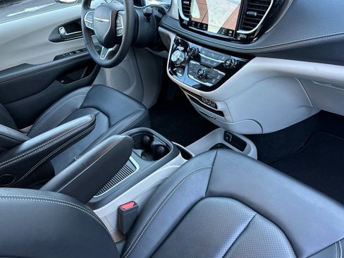 Used 2024 Chrysler Pacifica Select image 18