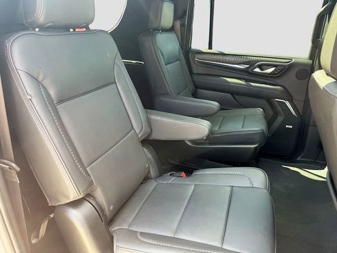 Used 2024 GMC Yukon XL Denali AWD/4WD image 30