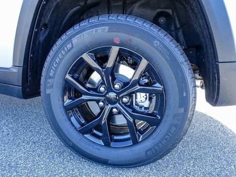 New 2025 Jeep Grand Cherokee Altitude image 10