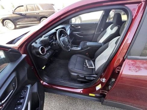 Used 2025 Chevrolet Trax RS FWD image 7