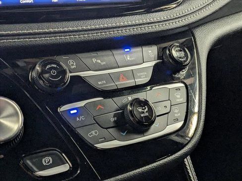 Used 2025 Chrysler Pacifica Limited image 17