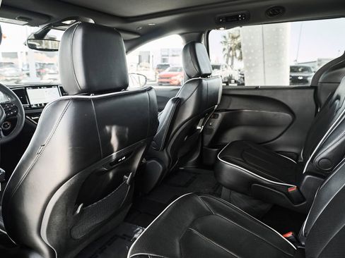 Used 2025 Chrysler Pacifica Limited FWD image 16