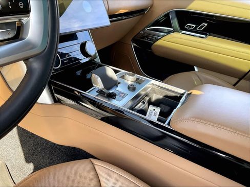 Used 2023 Land Rover Range Rover Long Wheelbase SE image 19