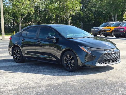 Used 2021 Toyota Corolla LE FWD image 3