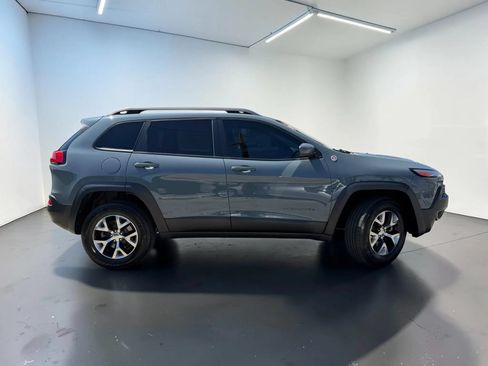 Used 2015 Jeep Cherokee Trailhawk w/ Comfort/Convenience Group AWD/4WD image 2