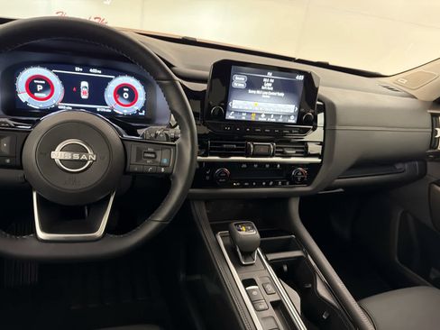 Used 2025 Nissan Pathfinder Platinum w/ Cargo Package image 19