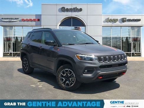 Used 2024 Jeep Compass Trailhawk w/ Trailhawk Elite Group image 1