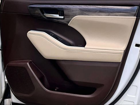 Used 2020 Toyota Highlander Limited image 26