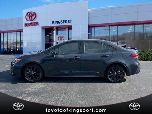 Used 2024 Toyota Corolla SE w/ SE Package image 2