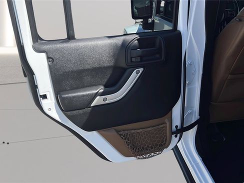 Used 2015 Jeep Wrangler Unlimited Rubicon image 18