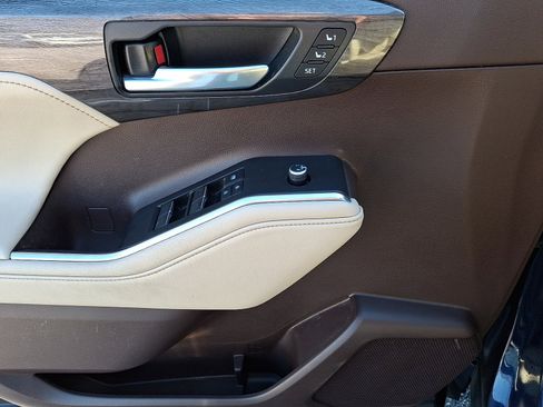 Used 2021 Toyota Highlander Limited image 13