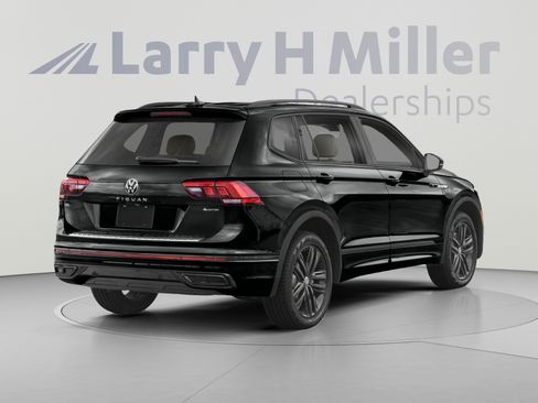 Used 2022 Volkswagen Tiguan SE R-Line FWD image 2