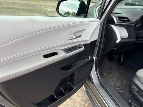 Used 2026 Toyota Sienna XLE FWD image 26