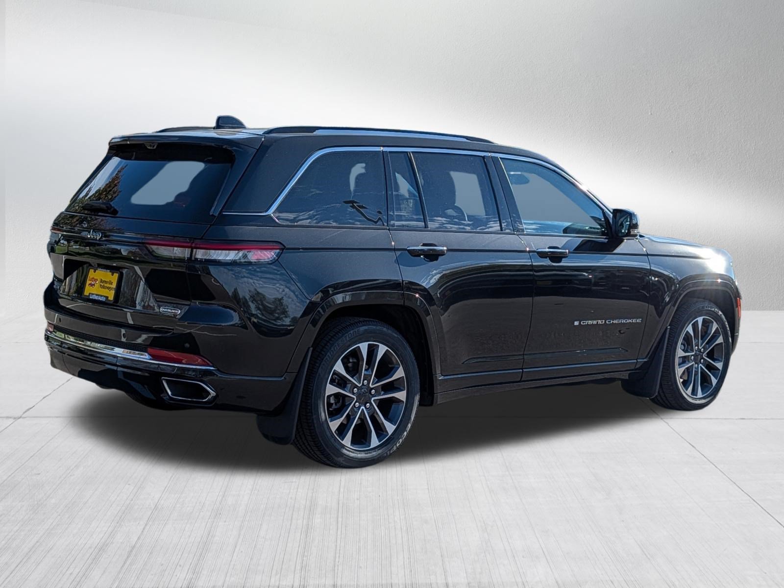 Used 2023 Jeep Grand Cherokee Overland w/ Luxury Tech Group IV AWD/4WD image 7