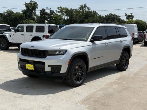 New 2025 Jeep Grand Cherokee L Altitude image 4