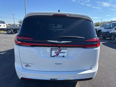 New 2026 Chrysler Pacifica Select image 6