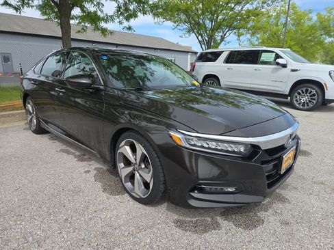 Used 2018 Honda Accord Touring image 4