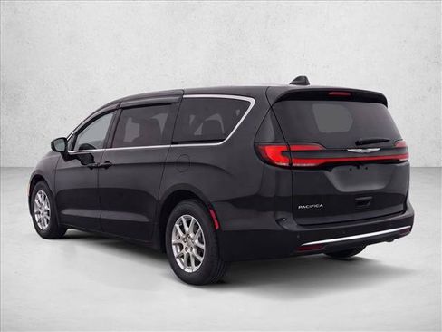 Used 2023 Chrysler Pacifica Touring-L FWD image 5