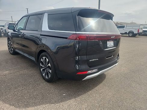 Used 2023 Kia Carnival EX image 9