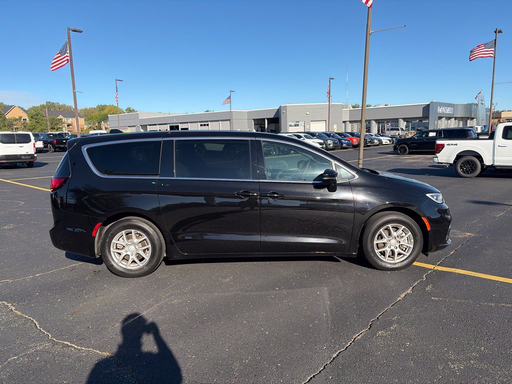 Used 2025 Chrysler Pacifica Select FWD image 8