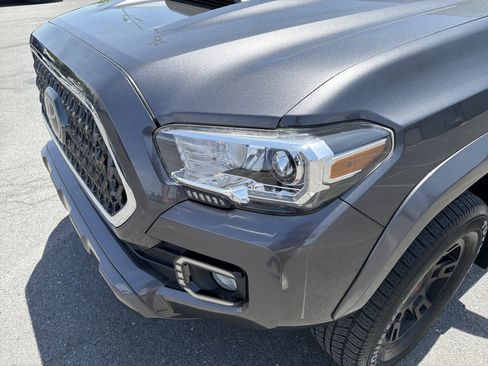 Used 2018 Toyota Tacoma TRD Sport AWD/4WD image 10