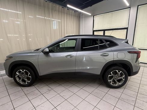 Certified 2025 Chevrolet Trax LT w/ LT Convenience Package FWD image 9