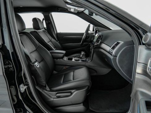 Used 2020 Jeep Grand Cherokee Laredo image 32