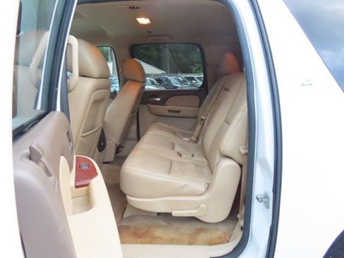 Used 2014 Chevrolet Suburban LT RWD image 12
