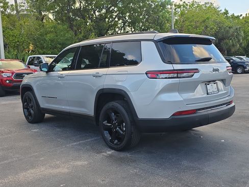 Used 2023 Jeep Grand Cherokee L Laredo RWD image 5