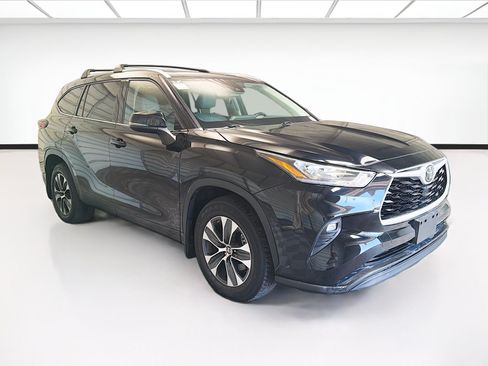 Used 2020 Toyota Highlander XLE FWD image 3