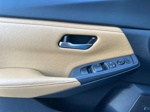 Used 2025 Nissan Sentra SV w/ SV Premium Package FWD image 10