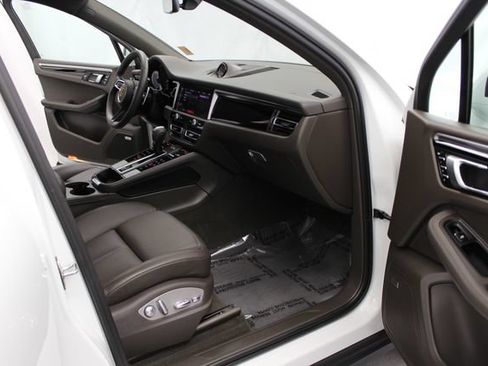 Used 2023 Porsche Macan Turbo AWD/4WD image 31