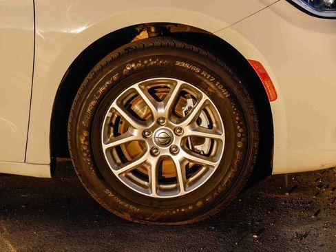 Certified 2024 Chrysler Pacifica Touring-L image 11