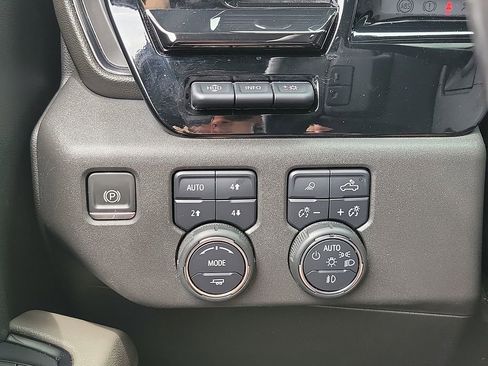 Used 2022 Chevrolet Silverado 1500 ZR2 w/ Technology Package AWD/4WD image 14