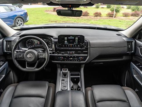 Used 2025 Nissan Pathfinder SL AWD/4WD image 21