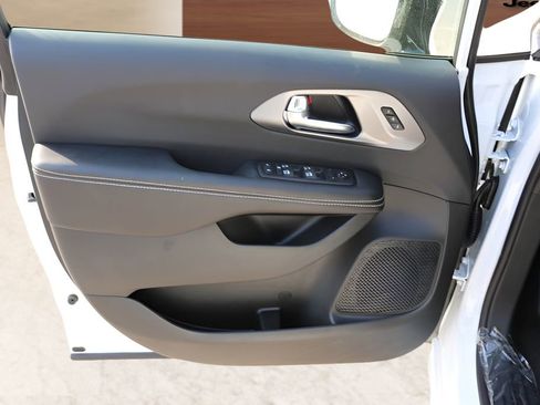 New 2026 Chrysler Pacifica Select FWD image 9