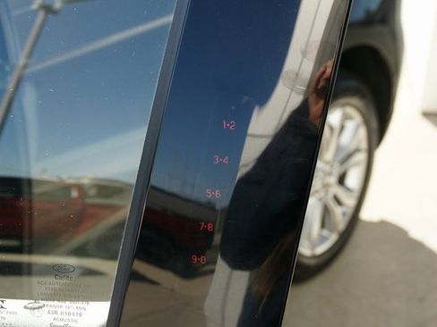 Used 2019 Ford Edge Titanium image 11